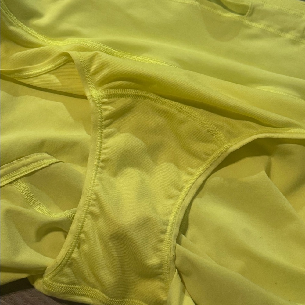 Lululemon Speed Up High Rise Shorts 4 in inseam, Size 8 - Picture 4 of 4